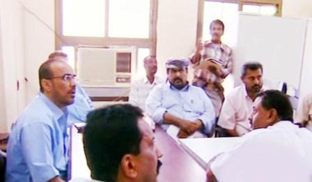 م. الميسري لدى لقائه قيادة ومهندسي المؤسسة المحلية للمياه والصرف الصحي أمس